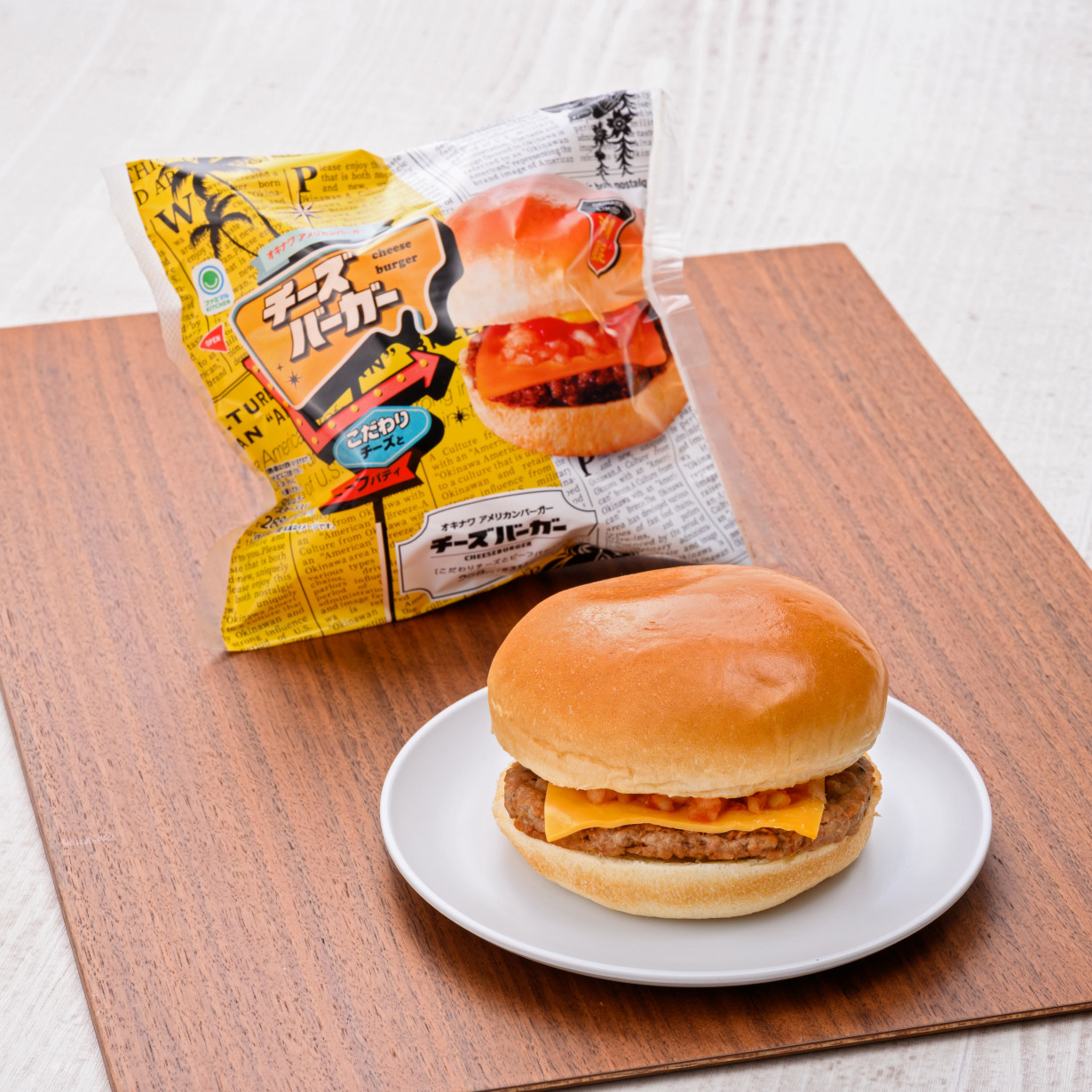 沖縄で育まれたバーガー文化と、沖縄ファミマ「オキナワ アメリカン 