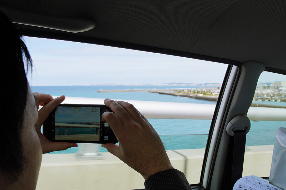 タクシー車内から動画を撮る男