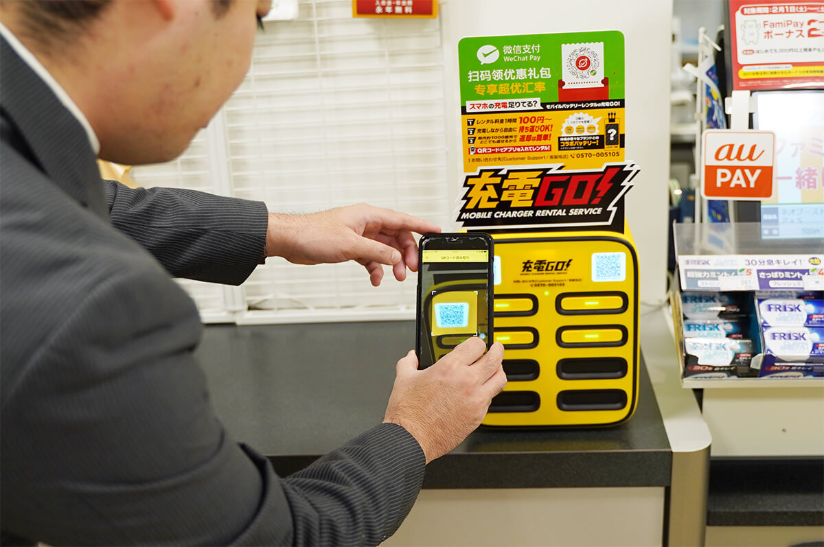 QRコードを読み込む男