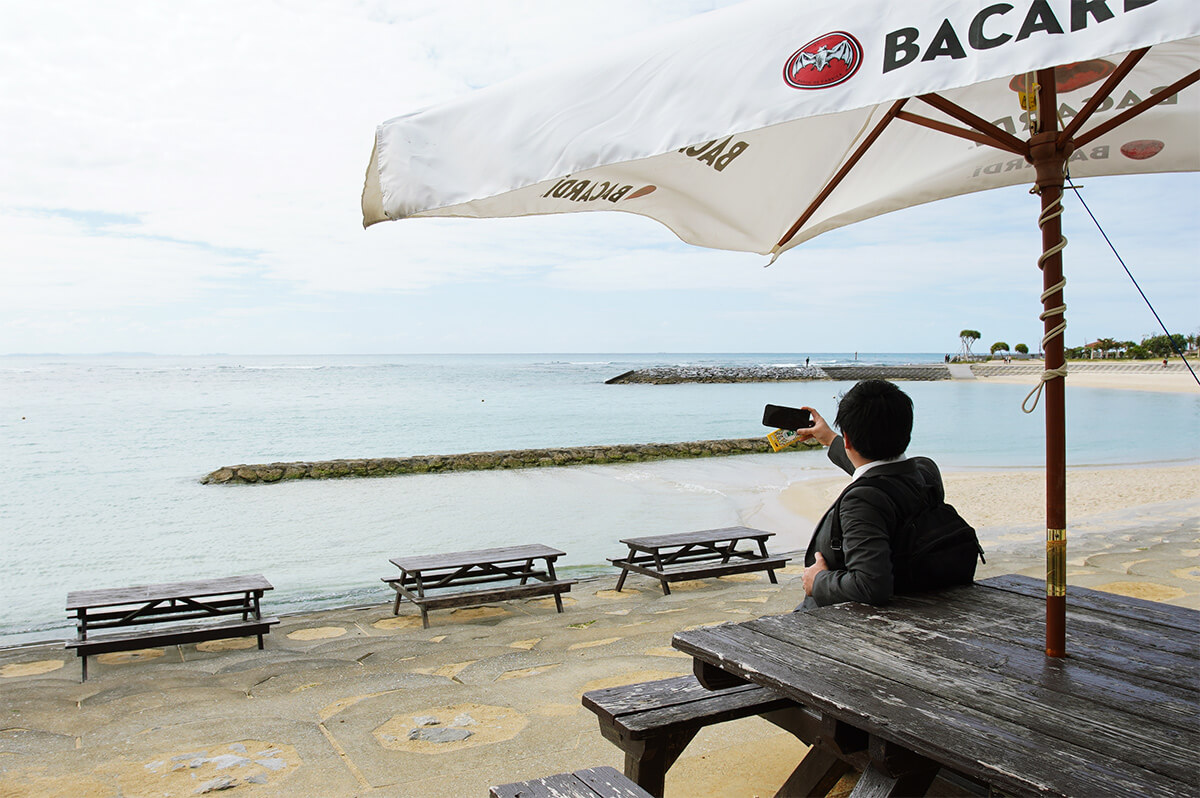 スマホで海を撮る男