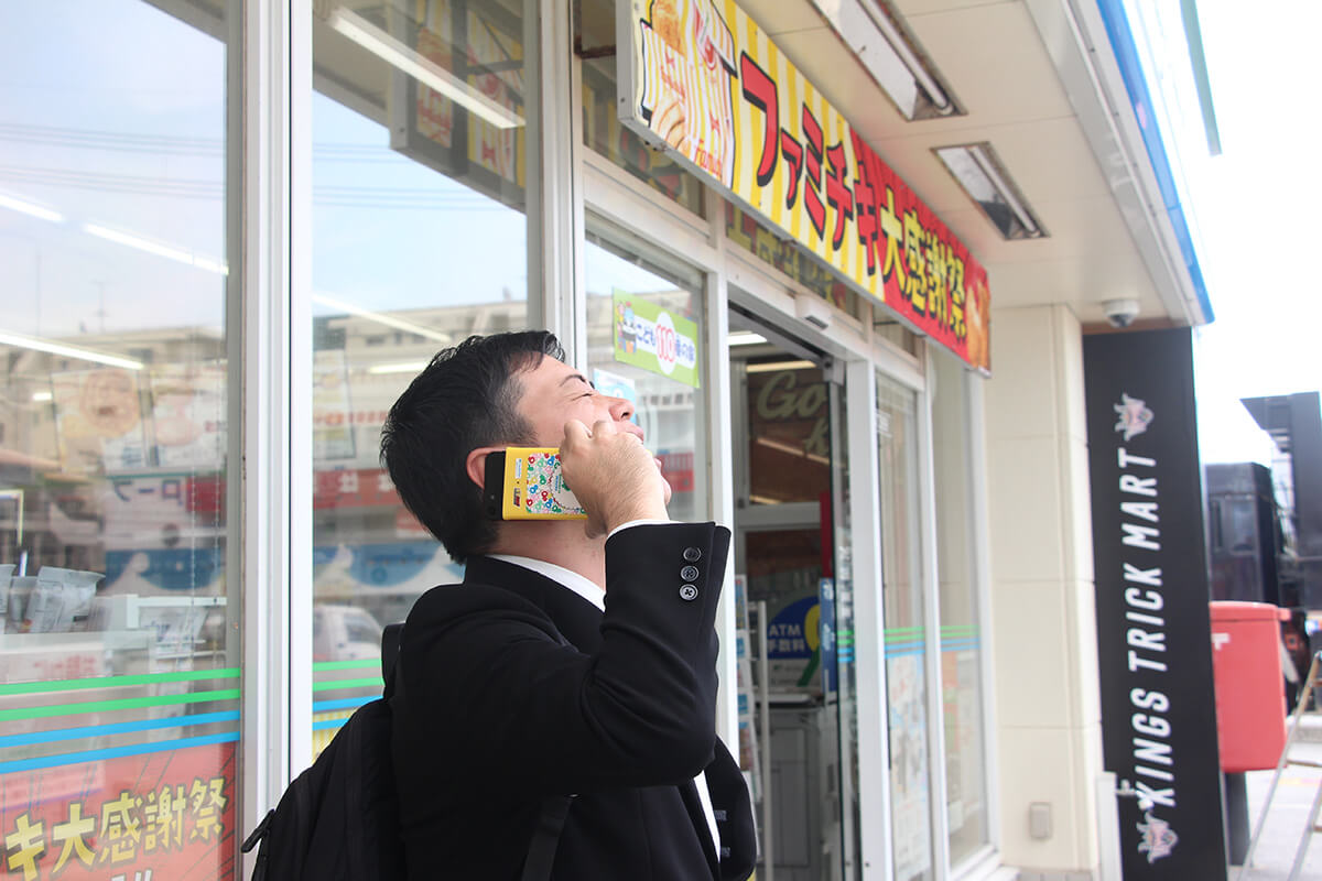 安堵の表情で電話をかける男