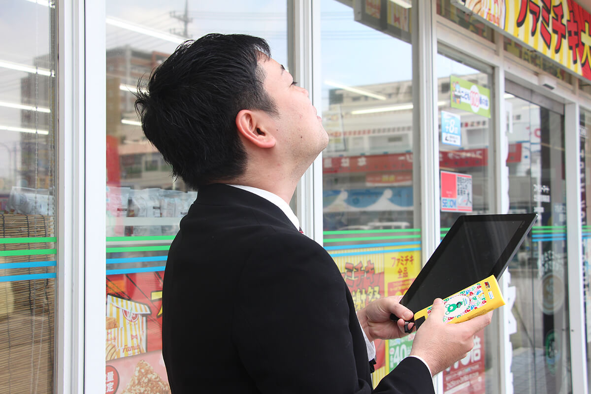 タブレット端末を安堵の表情で充電する男