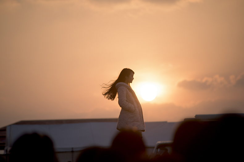 沖縄の夕陽がランウェイを照らします