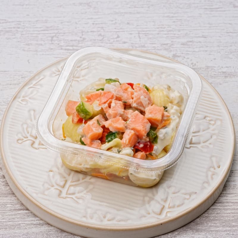 サーモンタルタル　彩り野菜＆パスタ